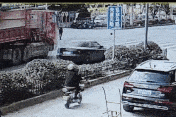 Thấy bé trai đi ra đường lớn, người đàn ông có hành động bất ngờ-1