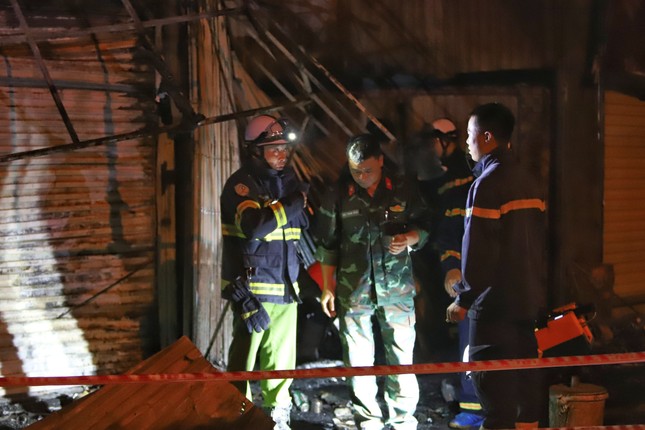 Vụ cháy 3 người chết ở Hà Nội: Người chồng lao vào cứu vợ con song bất thành-1