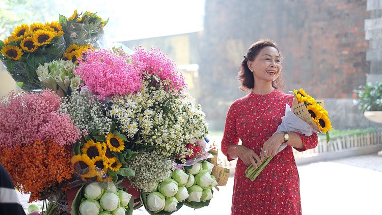 Hà Nội: Loại hoa đặc sản mùa thu” có giá 100 nghìn đồng/bó, dân buôn tranh mua-1
