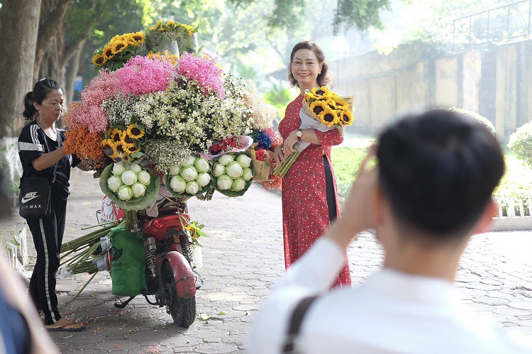 Hà Nội: Loại hoa đặc sản mùa thu” có giá 100 nghìn đồng/bó, dân buôn tranh mua-6
