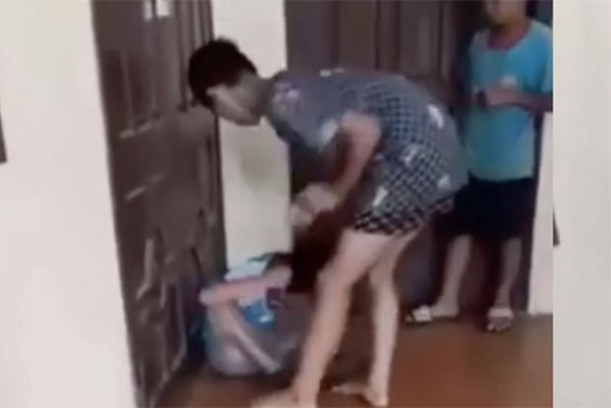 Nam sinh lớp 7 bị đánh tập thể đến rối loạn tâm thần, nhà trường nhận lỗi