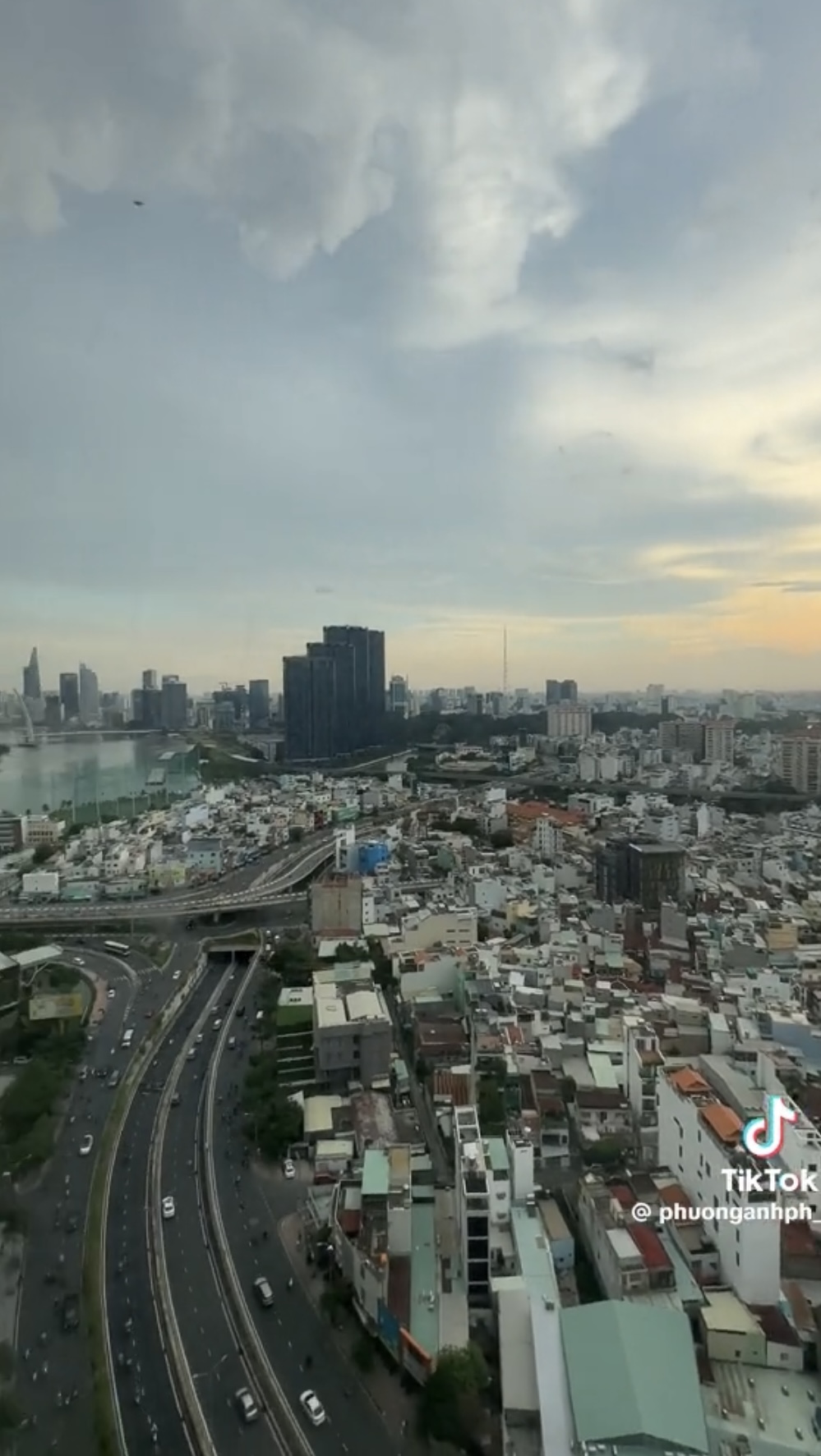 Penthouse đắt đỏ của nàng Á hậu thủ khoa và chồng Tiến sĩ hậu đám cưới-9