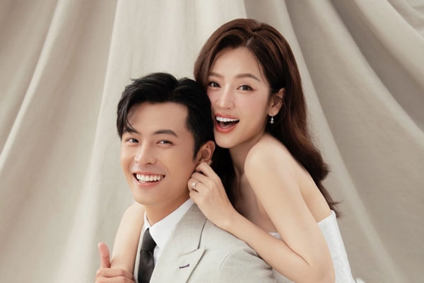 Hé lộ bức thư trong thiệp cưới Puka - Gin Tuấn Kiệt, là gì mà Tóc Tiên và dàn sao khó khăn mới đọc được?-11