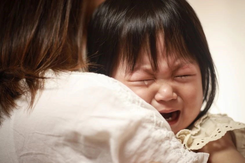 Những đứa trẻ tự ti, dễ chán nản, tiêu cực thường được nuôi dạy bởi 3 kiểu cha mẹ này-1