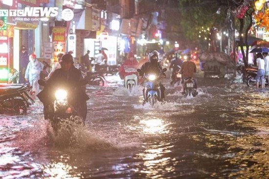 Đêm nay, miền Bắc nhiều nơi hứng mưa dông