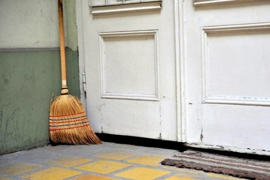 Người thông minh không bao giờ đặt chổi ở vị trí này, không phải mê tín mà có cơ sở khoa học cả