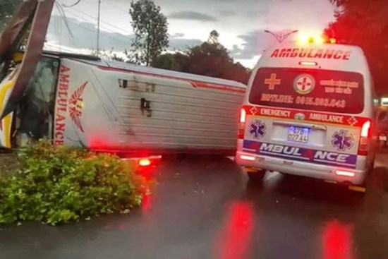 Xe cứu thương gặp nạn, bệnh nhi 1 tuổi tử vong