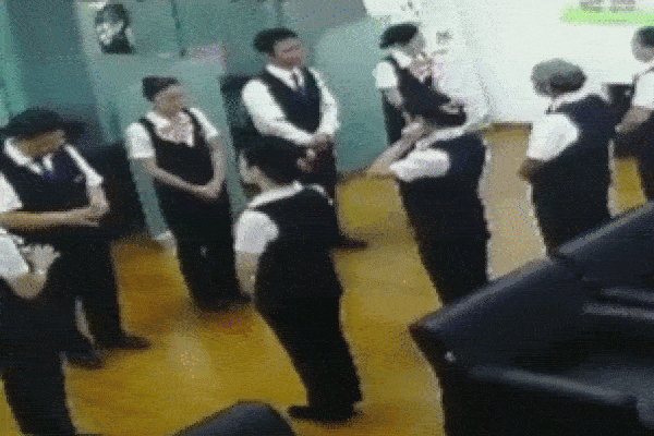 Đang họp, nhân viên bỏ chạy tán loạn khi thấy thứ đáng sợ rơi xuống