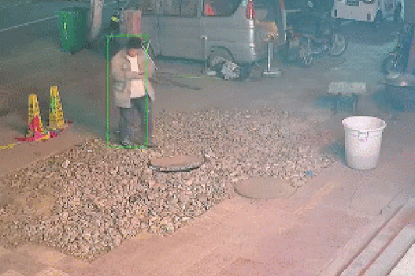 Clip: Mải nhìn điện thoại, người đàn ông rơi xuống hố ga