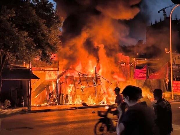 Xót xa người chồng gào khóc gọi vợ con bên căn nhà bốc cháy rừng rực-2