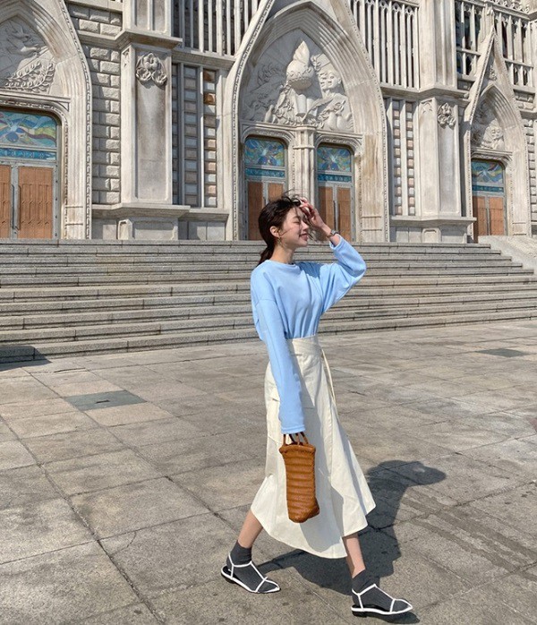 4 kiểu áo đẹp phối cùng chân váy dài để visual trẻ sang, chị em không biết phí cả mùa thu-7