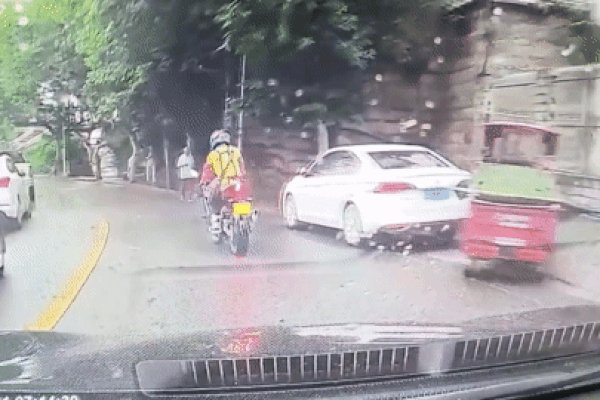 Phóng xe tốc độ cao, 2 nữ sinh nằm gọn trên nóc ô tô sau va chạm-1