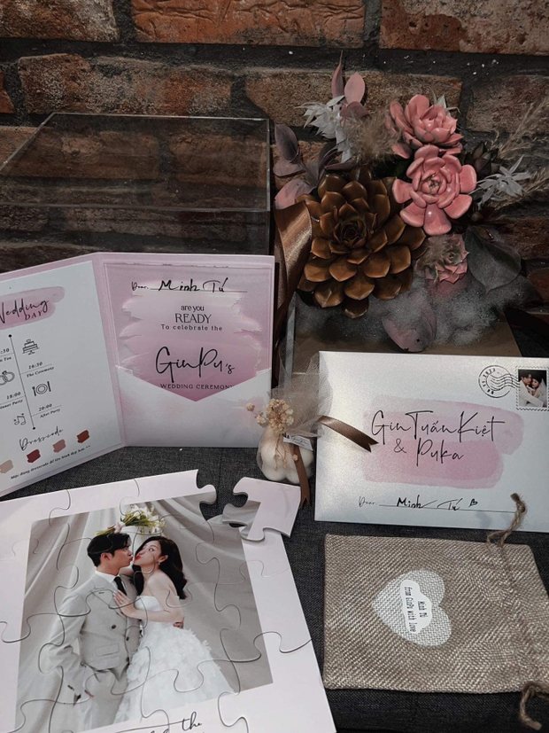 Hé lộ bức thư trong thiệp cưới Puka - Gin Tuấn Kiệt, là gì mà Tóc Tiên và dàn sao khó khăn mới đọc được?-1