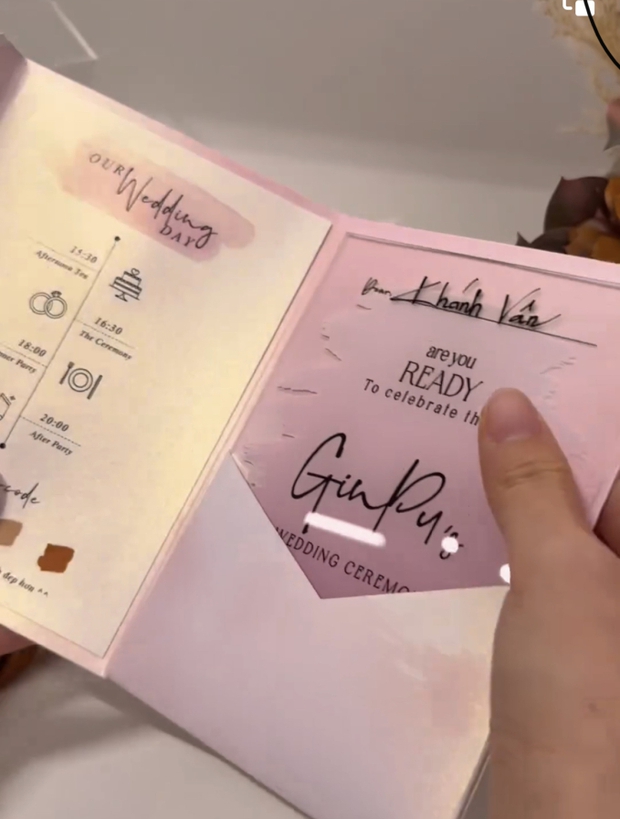 Hé lộ bức thư trong thiệp cưới Puka - Gin Tuấn Kiệt, là gì mà Tóc Tiên và dàn sao khó khăn mới đọc được?-3