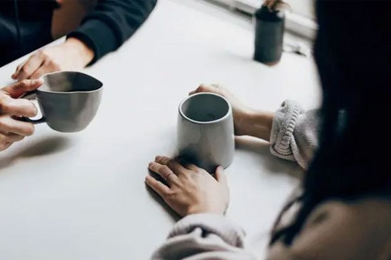 Đi xem mắt gái trẻ kém 13 tuổi, 'ông chú' khốn đốn vì bị đeo bám, bắt phải yêu
