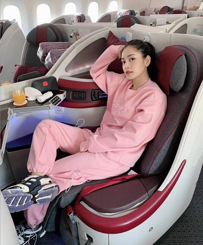 Chi Pu U35 có làn da nhẵn thín, lên máy bay cũng dưỡng da với công thức 1 uống - 1 không-3