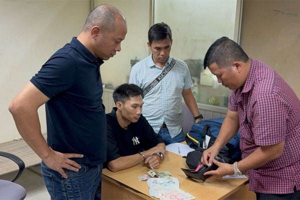 CLIP: Công an choàng vai, bắt kẻ cầm đầu vụ cướp Sacombank tại sân bay Tân Sơn Nhất-1