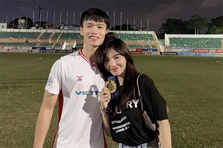 Chuyện tình của cầu thủ Việt đang gây xôn xao vì quá giàu: Quen bạn gái qua mạng, vướng nghi vấn rạn nứt rồi lộ 'hint' quay lại
