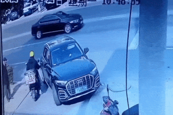 Clip: Mâu thuẫn hôn nhân, vợ lái xe ô tô tông gục chồng trên phố-1