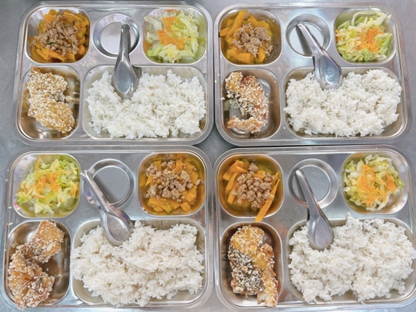 Ngỡ ngàng với suất cơm của 1 trường làng ở Hà Nội: Chỉ 20 nghìn đồng nhưng cực đầy đặn, ngày nào học sinh cũng no căng bụng-1