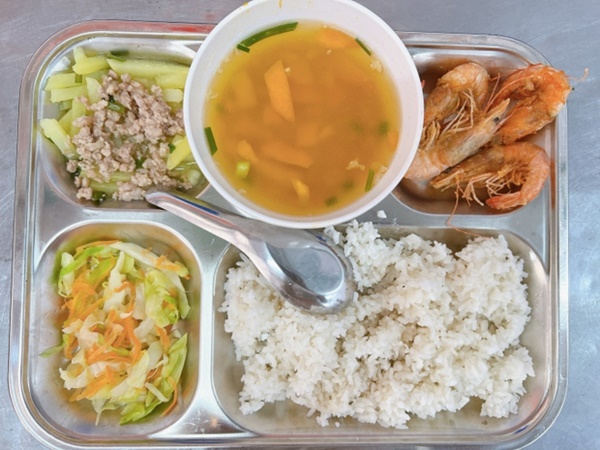 Ngỡ ngàng với suất cơm của 1 trường làng ở Hà Nội: Chỉ 20 nghìn đồng nhưng cực đầy đặn, ngày nào học sinh cũng no căng bụng-2