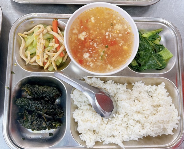 Ngỡ ngàng với suất cơm của 1 trường làng ở Hà Nội: Chỉ 20 nghìn đồng nhưng cực đầy đặn, ngày nào học sinh cũng no căng bụng-4