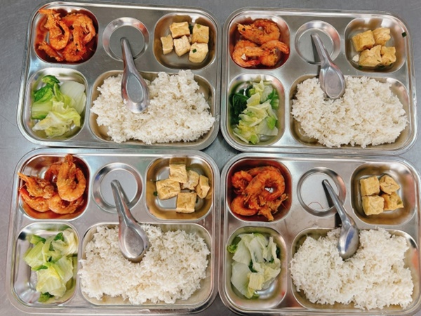 Ngỡ ngàng với suất cơm của 1 trường làng ở Hà Nội: Chỉ 20 nghìn đồng nhưng cực đầy đặn, ngày nào học sinh cũng no căng bụng-5