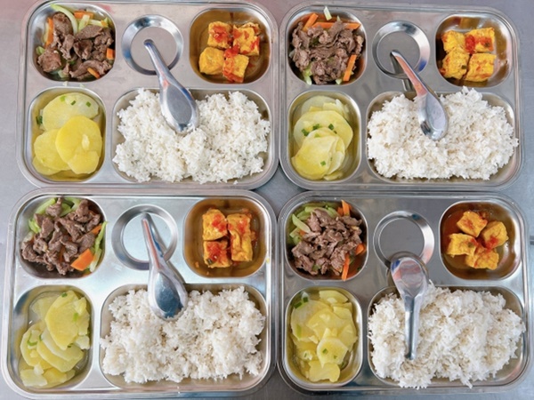 Ngỡ ngàng với suất cơm của 1 trường làng ở Hà Nội: Chỉ 20 nghìn đồng nhưng cực đầy đặn, ngày nào học sinh cũng no căng bụng-6