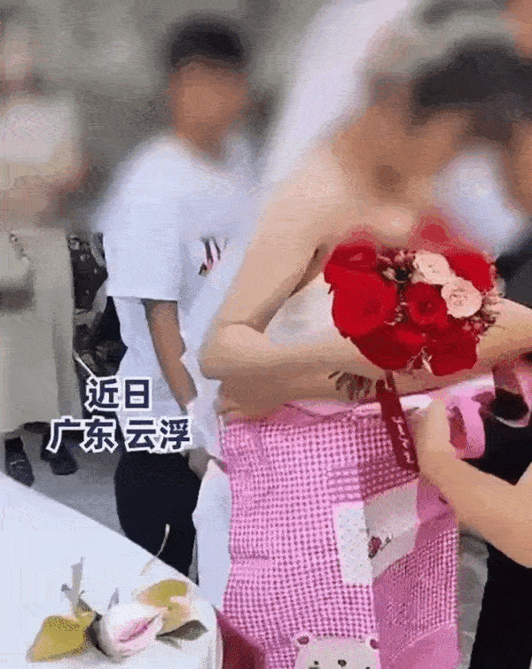 Cô dâu vừa xuống xe hoa, người cô bên đàng trai làm hành động khiến cư dân mạng phẫn nộ: Muốn con dâu phải phục vụ nhà chồng cả đời?-1