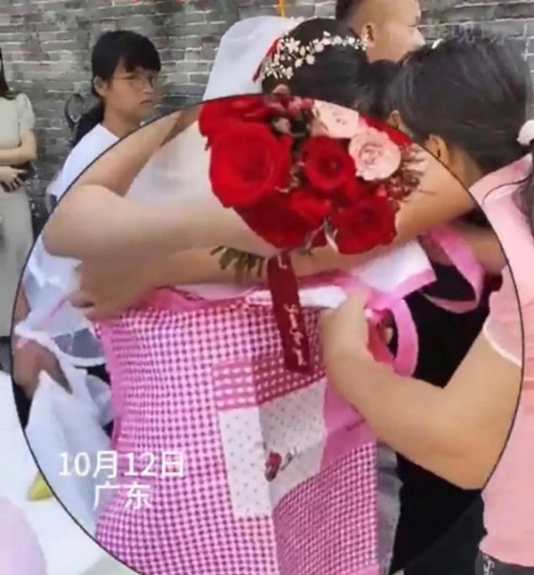 Cô dâu vừa xuống xe hoa, người cô bên đàng trai làm hành động khiến cư dân mạng phẫn nộ: Muốn con dâu phải phục vụ nhà chồng cả đời?-2