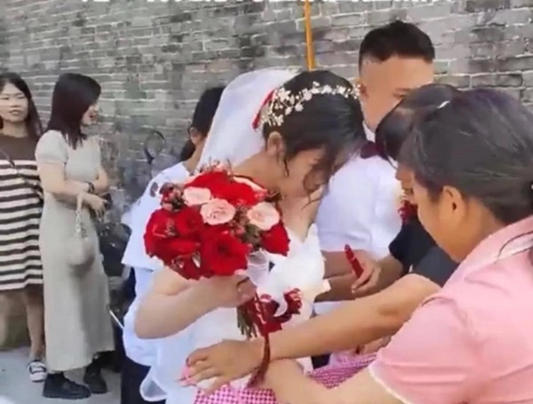 Cô dâu vừa xuống xe hoa, người cô bên đàng trai làm hành động khiến cư dân mạng phẫn nộ: Muốn con dâu phải phục vụ nhà chồng cả đời?-3