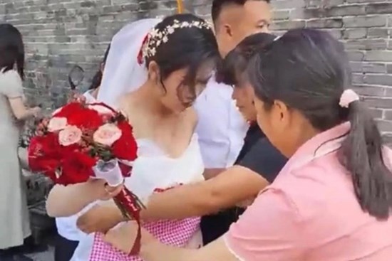 Cô dâu vừa xuống xe hoa, người cô bên đàng trai làm hành động khiến cư dân mạng phẫn nộ: 