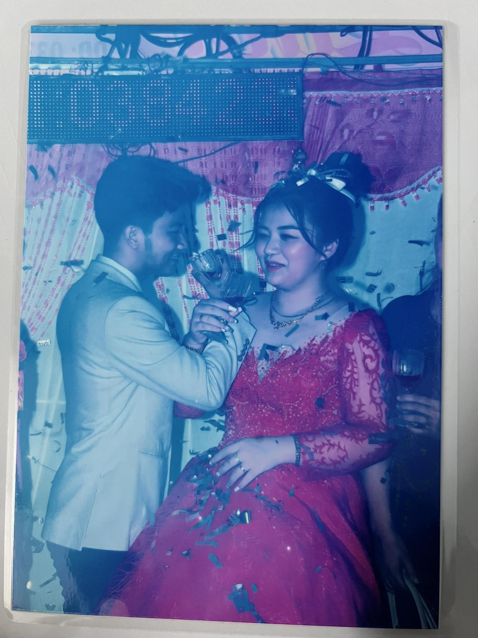 Chụp ảnh cưới theo ý mẹ chồng, cô dâu chú rể dở khóc dở cười ngày nhận ảnh-5