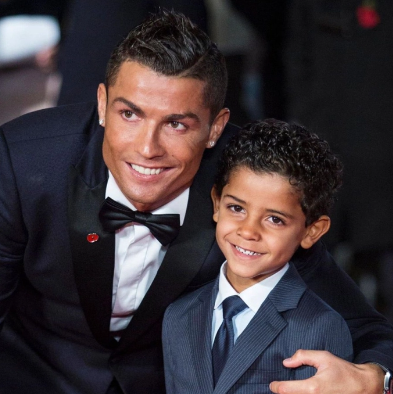 Con trai cả liên tục đòi mua điện thoại, Ronaldo có cách xử trí dứt khoát khiến nhiều người ngưỡng mộ-1