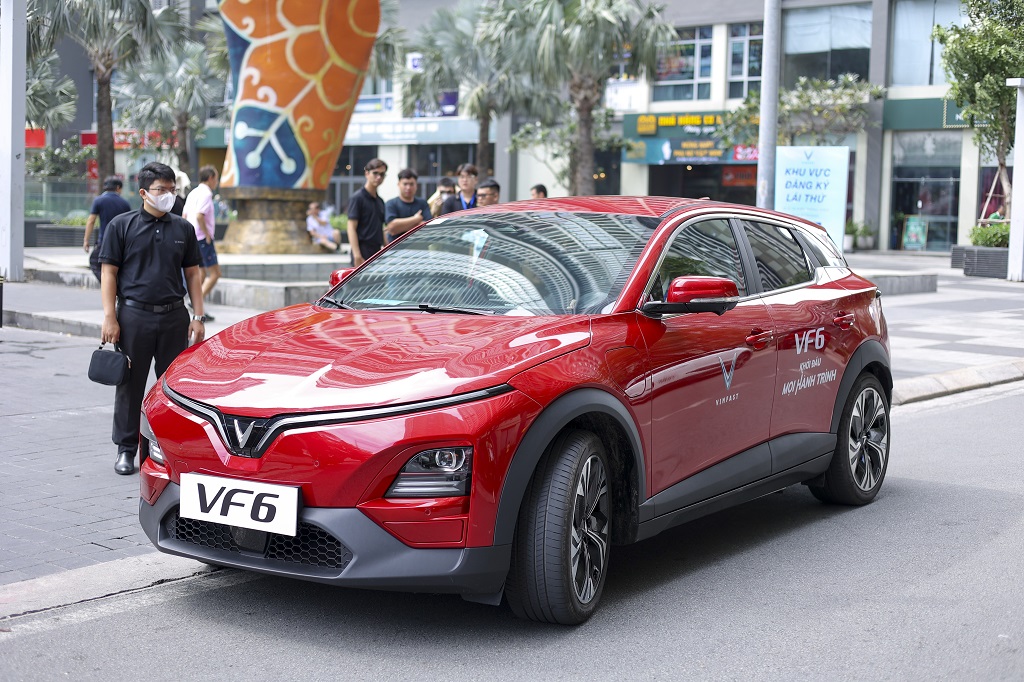 VinFast VF 6: Mua pin hay thuê pin đều rẻ-2