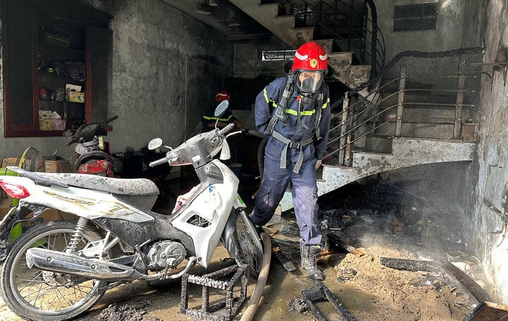 Giải cứu ba nạn nhân mắc kẹt trên tầng 3 nhà trọ bị cháy ở Hải Phòng-2