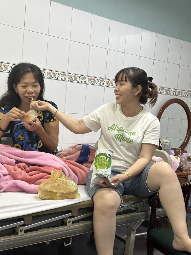 Câu chuyện cảm lạnh hút triệu views: Con dâu chuyển dạ vào viện chăm mẹ chồng và mẹ ruột-6