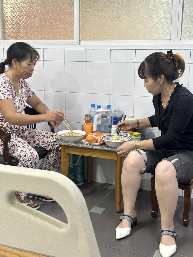 Câu chuyện cảm lạnh hút triệu views: Con dâu chuyển dạ vào viện chăm mẹ chồng và mẹ ruột-7