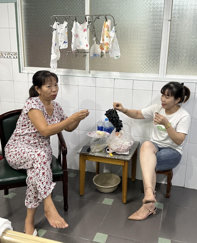 Câu chuyện cảm lạnh hút triệu views: Con dâu chuyển dạ vào viện chăm mẹ chồng và mẹ ruột-4