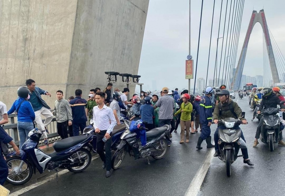 Cứu nam thanh niên nhảy cầu Nhật Tân xuống sông Hồng-2