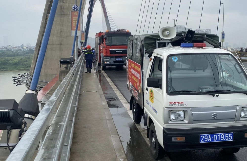 Cứu nam thanh niên nhảy cầu Nhật Tân xuống sông Hồng-3