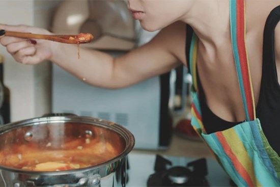 Nấu ăn quá ngon, cô gái bị mẹ chồng tương lai làm khó với yêu cầu không ngờ