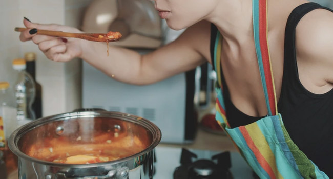 Nấu ăn quá ngon, cô gái bị mẹ chồng tương lai làm khó với yêu cầu không ngờ-1