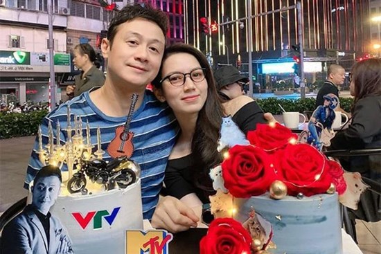 Chuyện tình nam MC làm host Chị Đẹp Đạp Gió: Từng đổ vỡ hôn nhân, đi bước nữa với vợ kém 14 tuổi