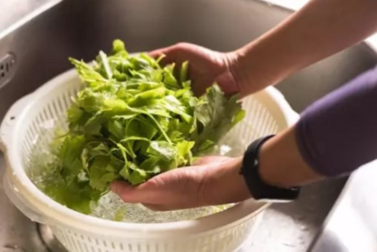 Có nên cắt nhỏ rau trước khi rửa?