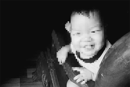 Bé 22 tháng tuổi mất tích được phát hiện tử vong dưới mương nước gần nhà