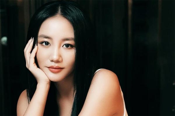 Phong cách diện đồ màu trung tính thanh lịch mà vẫn nổi bật của Văn Mai Hương-11