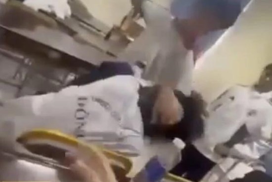 Nam sinh đánh bạn kinh hoàng trong lớp học vì nhặt được tờ tiền 500.000 đồng