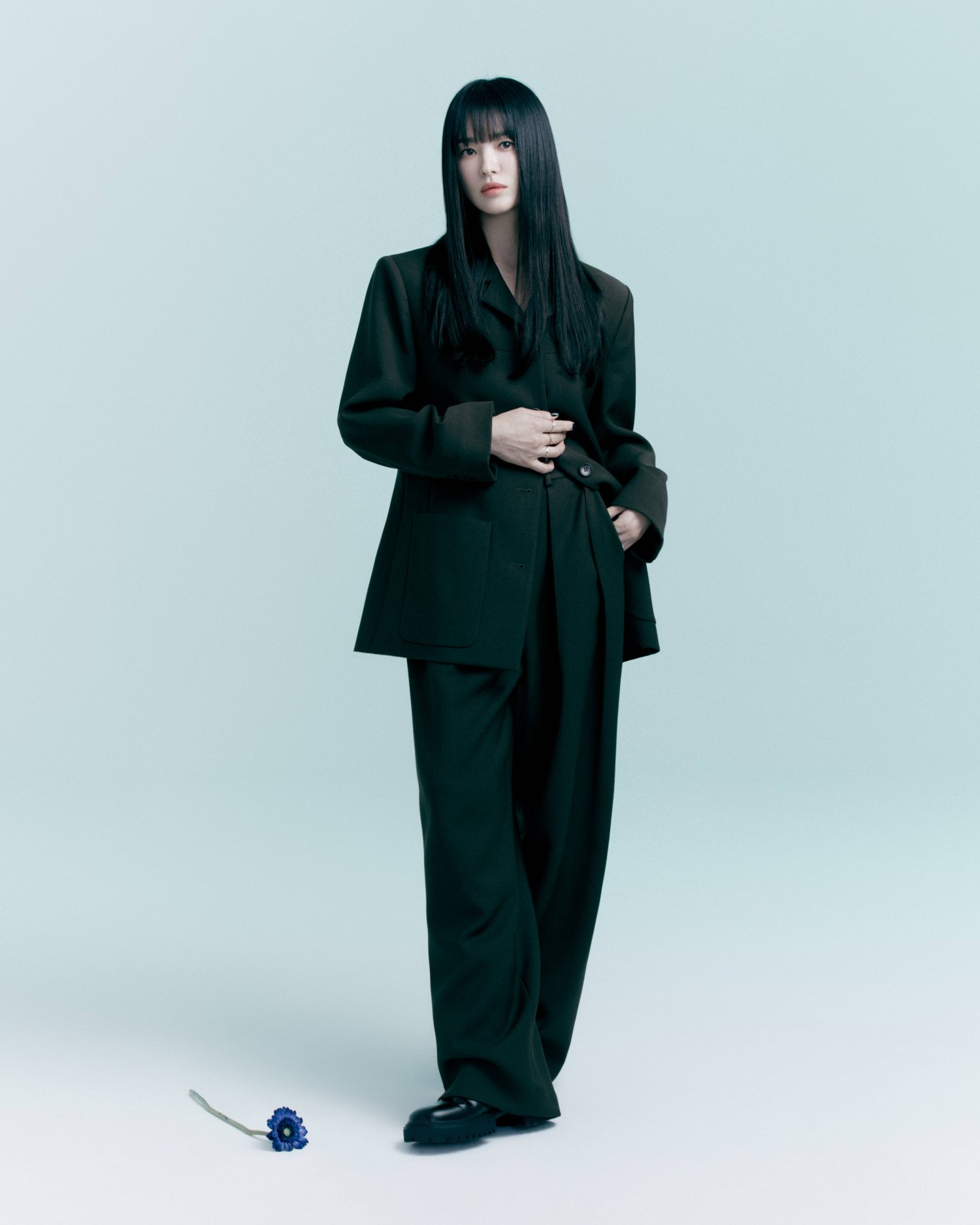 Song Hye Kyo mặc áo khoác đen: Đẹp và sang trong mọi hoàn cảnh-2