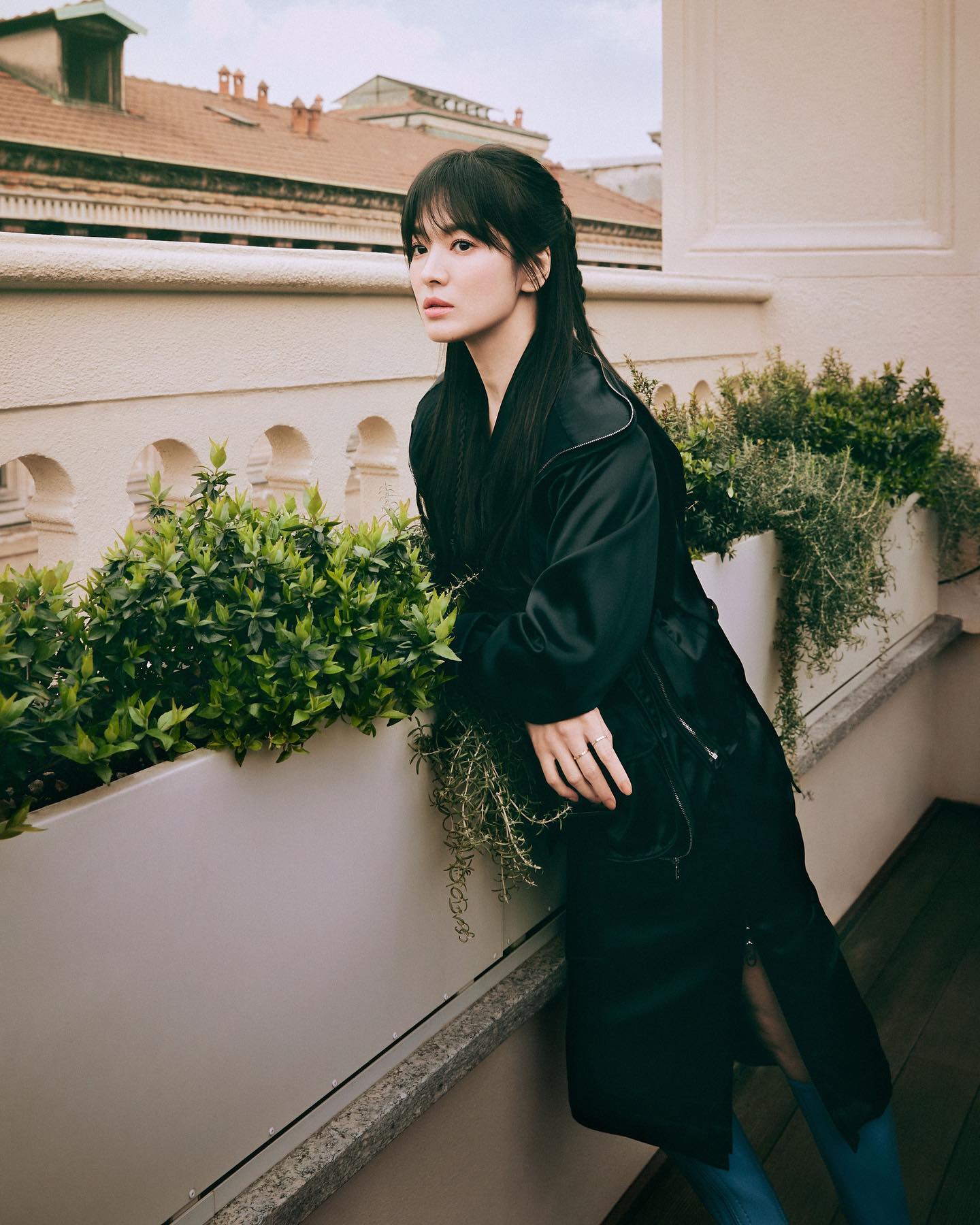 Song Hye Kyo mặc áo khoác đen: Đẹp và sang trong mọi hoàn cảnh-4